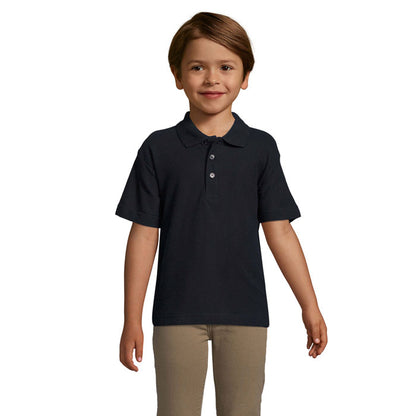 Niño de frente con polo negro de manga corta y cuello clásico