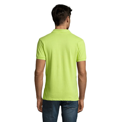 Polo en color verde lima para hombre, mostrado desde atrás con ajuste básico