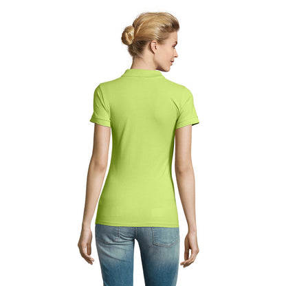 Vista trasera de polo negro para mujer, sin detalles visibles