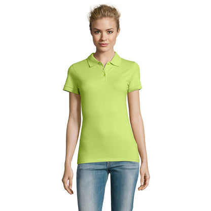 Imagen posterior de polo femenino en negro, con diseño ajustado
