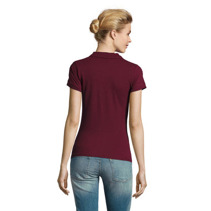 Modelo de espaldas con polo negro de manga corta, ajuste recto