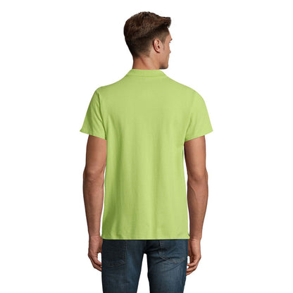 Polo básico en verde lima para hombre mostrado desde atrás