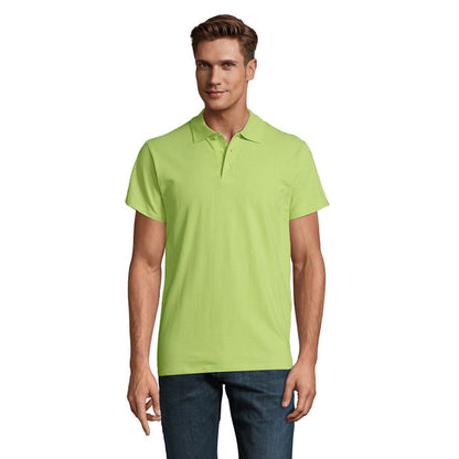 Polo liso para hombre en tono verde lima, mostrado de perfil