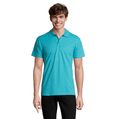 Modelo de lado con polo turquesa liso, diseño básico