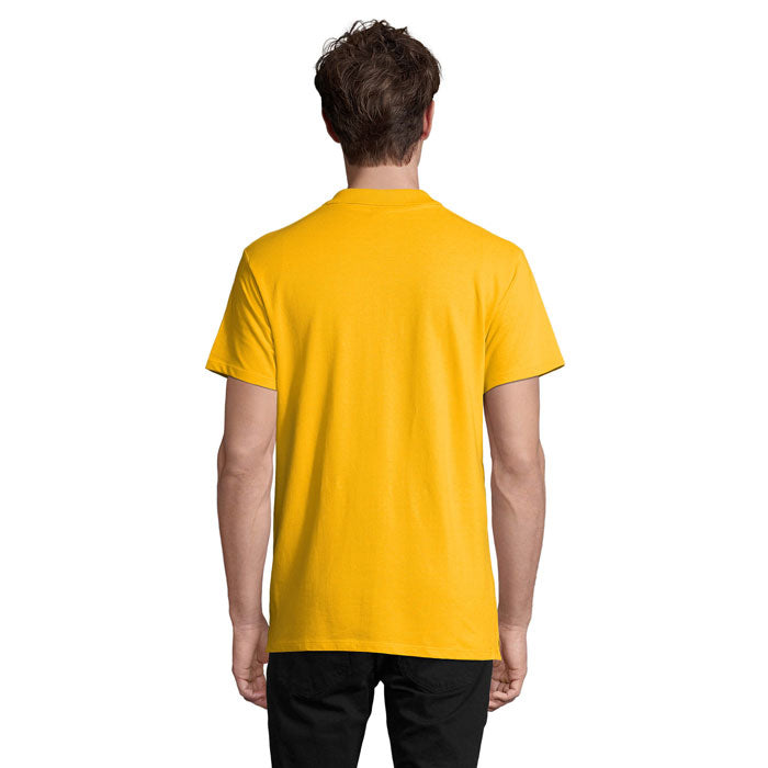 SPRING II - SPRING II MEN Polo 210g, vista trasera de una camiseta polo amarilla para hombre.