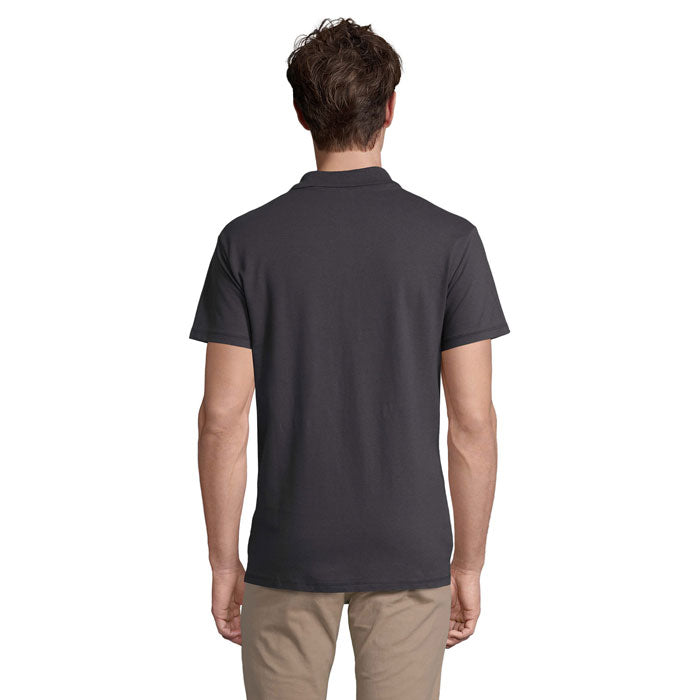 Hombre de espaldas usando SPRING II - SPRING II MEN Polo 210g en color oscuro.