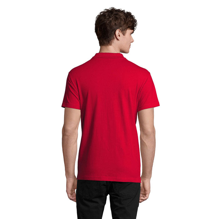 Hombre mirando hacia atrás con polo rojo SPRING II - SPRING II MEN Polo 210g de algodón.