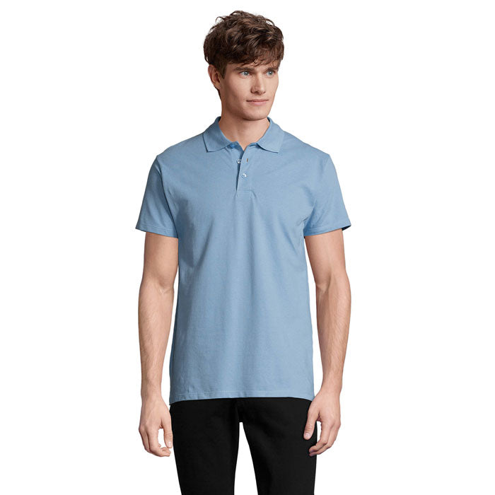 SPRING II - SPRING II MEN Polo 210g en color azul worn by hombre con fondo neutro