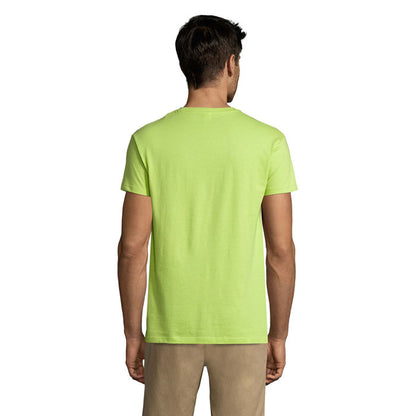 Vista trasera de camiseta verde lima unisex, modelo masculino