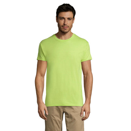 Modelo masculino con camiseta verde lima lisa, vista frontal completa