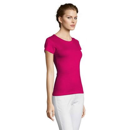 Modelo de lado con camiseta turquesa clara, silueta ajustada