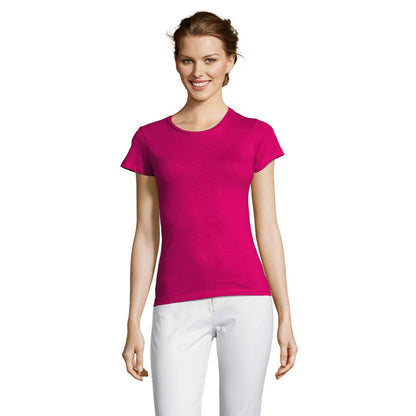 Camiseta negra de mujer, manga corta y cuello redondo, vista frontal