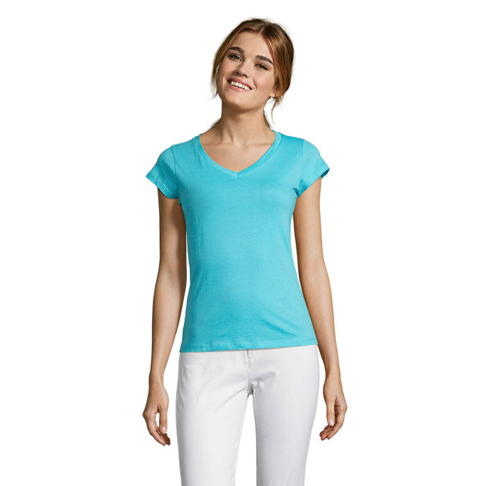 Mujer sonriente vistiendo una camiseta azul celeste con escote en pico y manga corta, ideal para moda casual.