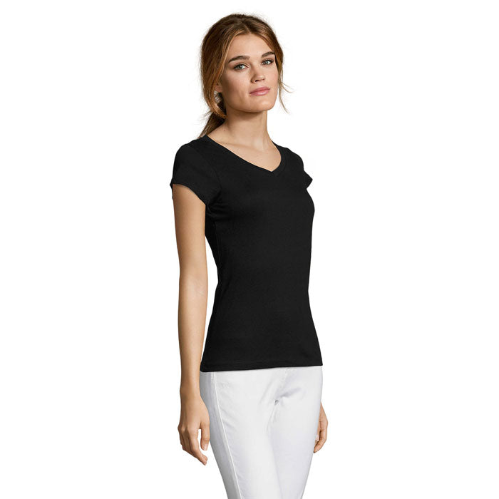 Camiseta de mujer negra con escote en V, corte ajustado y mangas cortas, apariencia elegante y cómoda.