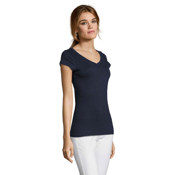 Vista lateral de una camiseta ajustada de pico en color negro, fabricada en 100% algodón, ideal para un look moderno.