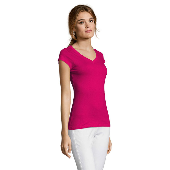 Camiseta de mujer en color fucsia, de corte ajustado y escote en V, modelo elegante para la moda femenina.