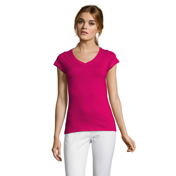Camiseta de mujer en color fucsia con escote en pico y manga corta, ideal para estilo casual.