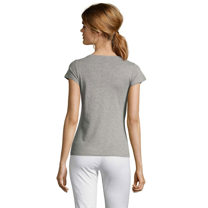 Vista posterior de una camiseta ajustada de mujer en gris, confeccionada en 100% algodón para un uso diario cómodo.