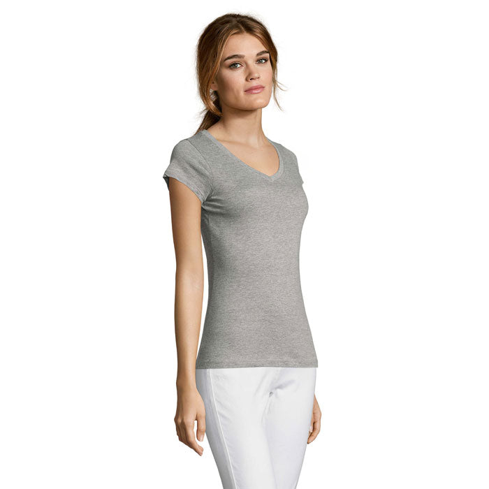 Camiseta gris de mujer con escote en pico y corte ajustado, perfecta para un look casual y moderno.