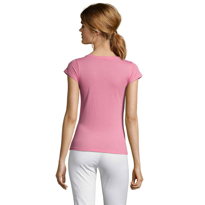 Vista trasera de camiseta rosa ajustada de mujer, con manga corta y cuello redondo, confeccionada en algodón suave.