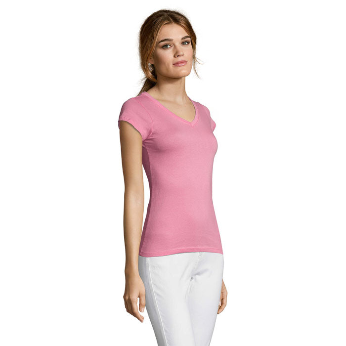 Camiseta de mujer rosa con escote en pico y manga corta, detalles de corte ajustado y slim fit.