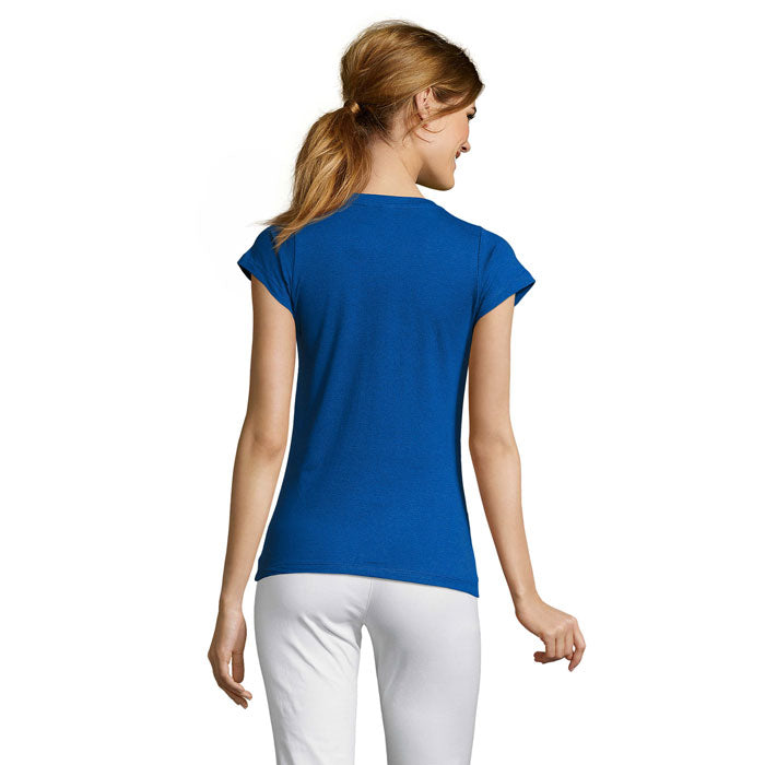 Vista trasera de camiseta azul para mujer, corte ajustado, manga corta y tejido de algodón, ideal para looks casuales.