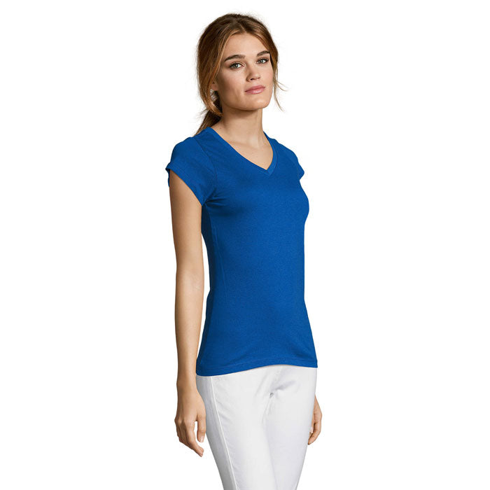 Mujer con camiseta de escote en pico en color azul, muestra corte ajustado y manga corta, perfecta para moda casual.