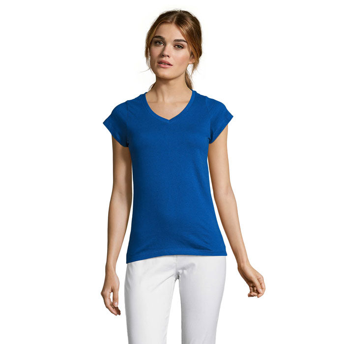 Camiseta de mujer en azul con escote en pico y mangas cortas, ajuste entallado, ideal para un look moderno.