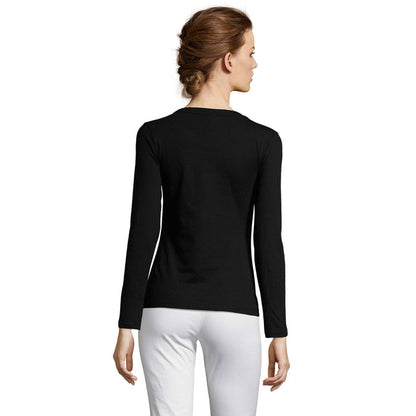 Espalda de camiseta negra básica con postura recta y neutra
