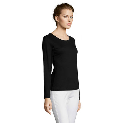 Camiseta de manga larga para mujer, vista lateral con postura natural