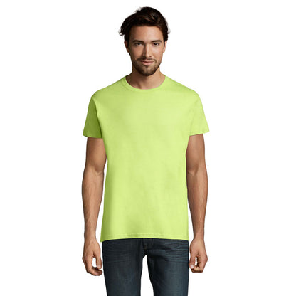Vista frontal de camiseta verde manzana básica sobre fondo blanco
