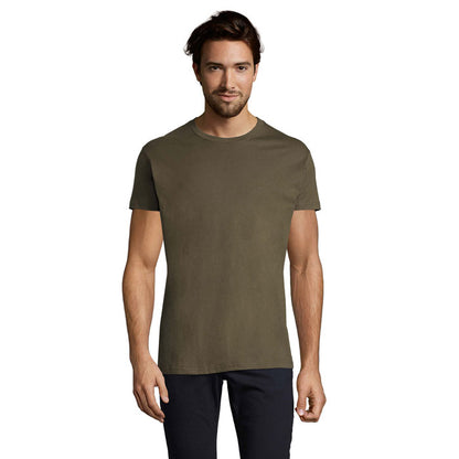 Vista frontal de camiseta verde manzana básica sobre fondo blanco
