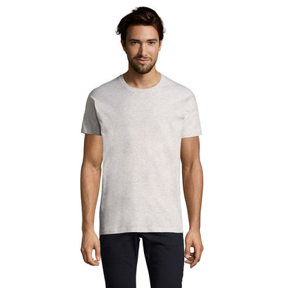 Imagen de camiseta verde manzana vista desde atrás, fondo blanco