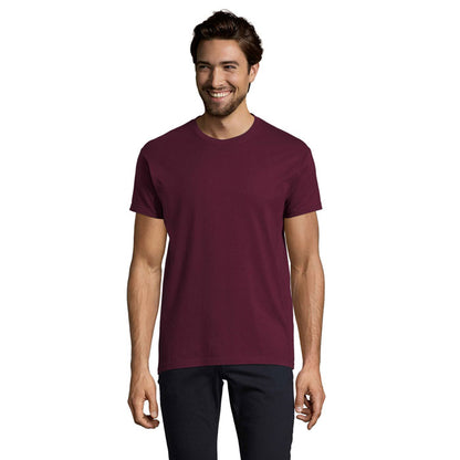 Modelo masculino con camiseta de color verde manzana y vaqueros