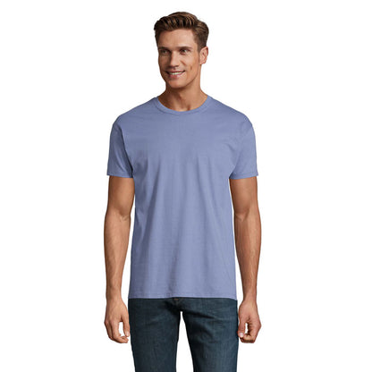 Modelo masculino de espaldas con camiseta color verde manzana