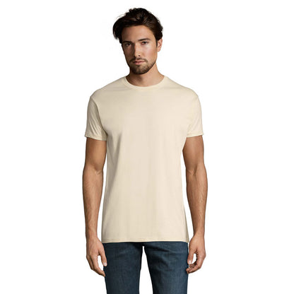 Vista frontal de camiseta básica azul claro sobre fondo blanco