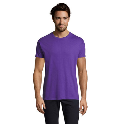 Espalda de camiseta azul clara, diseño recto sobre fondo blanco