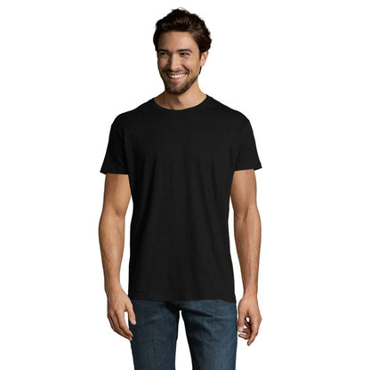 Modelo masculino con camiseta azul atolón, estilo casual y fresco