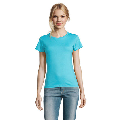 Camiseta lisa verde manzana para mujer, fondo neutro y diseño sencillo