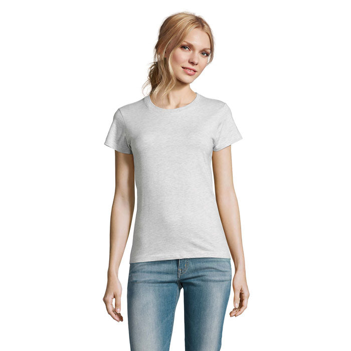 Modelo usando camiseta de mujer de color gris claro, manga corta, en material suave de algodón.
