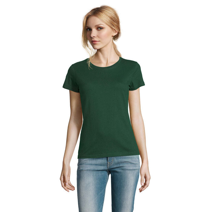 Camiseta de mujer en color verde oscuro, de algodón, con cuello redondo y mangas cortas, vista frontal.
