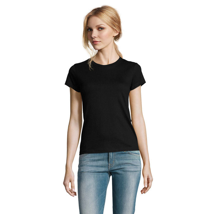 Camiseta de mujer de cuello redondo en color negro, confeccionada en algodón suave, vista frontal.