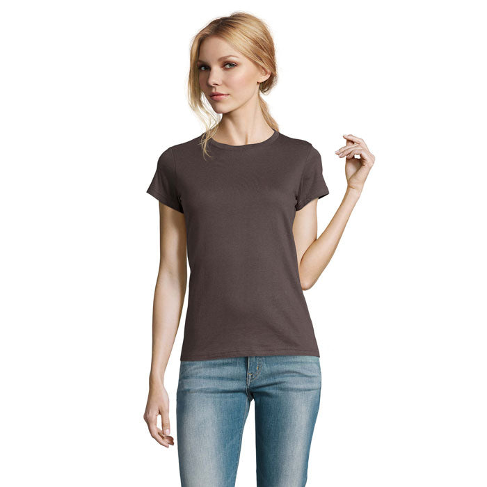 Modelo con camiseta de cuello redondo en color gris oscuro, vista frontal, combinada con jeans claros.