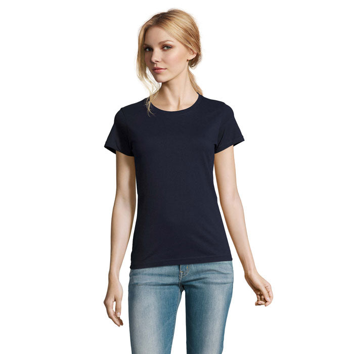 Modelo usando camiseta de mujer de color azul marino, corte clásico y cuello redondo, confeccionada en algodón.