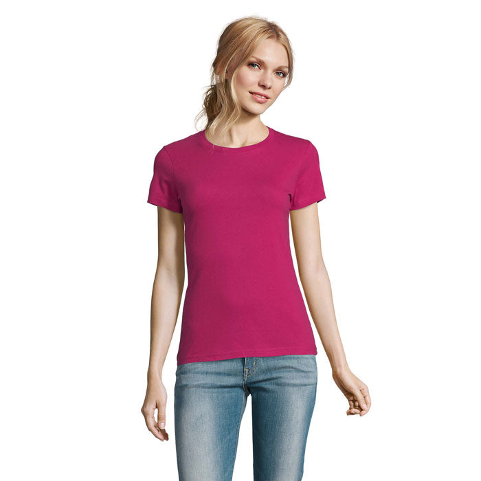Modelo vistiendo camiseta fucsia de cuello redondo en algodón, mostrando estilo y comodidad.