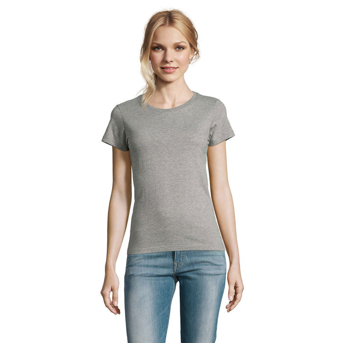 Perspectiva frontal de camiseta gris de mujer, ajuste cómodo, cuello redondo, fabricada en algodón sem peinado, ideal para uso diario.