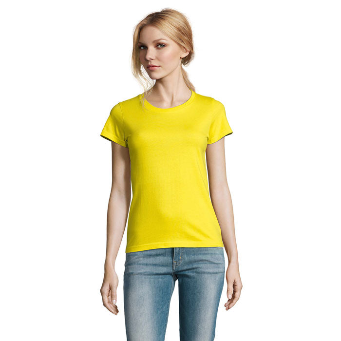 Camiseta de mujer en color amarillo brillante, tejido 100% algodón, corte moderno y mangas cortas, vista frontal.