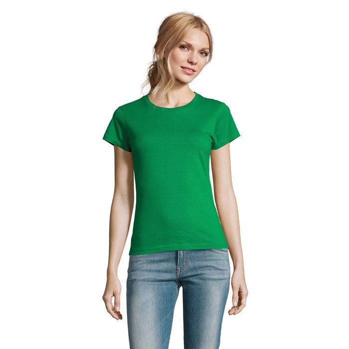Camiseta verde de mujer con cuello redondo, fabricada en algodón, vista frontal, combinada con jeans claros.