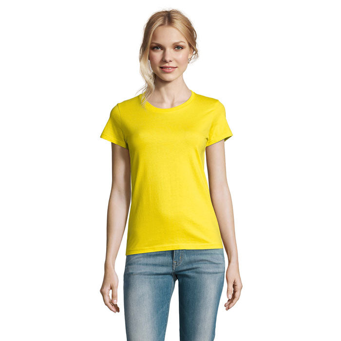 Camiseta amarilla de mujer de cuello redondo, confeccionada en algodón suave, vista frontal con jeans y una pose relajada.