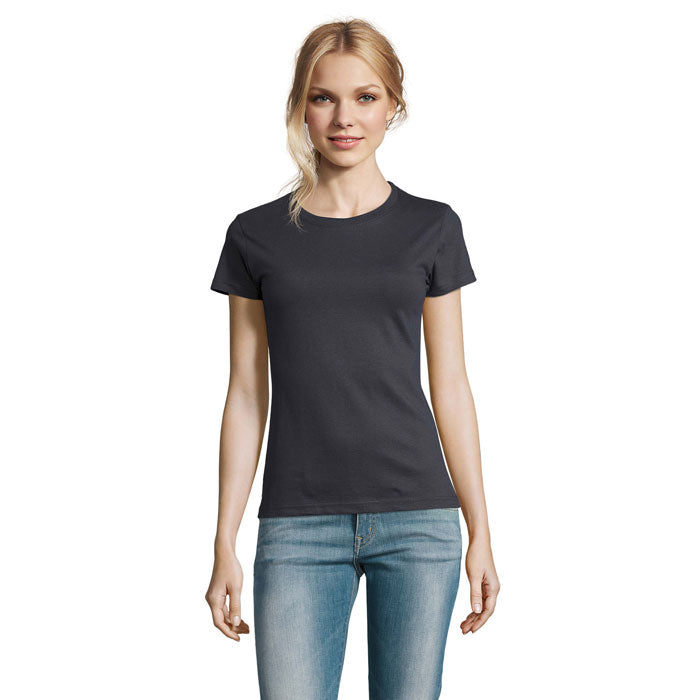 Vista frontal de camiseta de mujer en color negro, confeccionada en 100% algodón, con cuello redondo y mangas cortas.